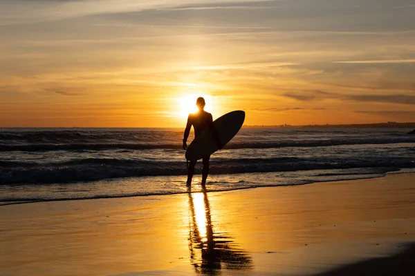 Silhuett Surfare Som Håller Surfingbrädan Stående Ensam Stranden Mittskott — Stockfoto