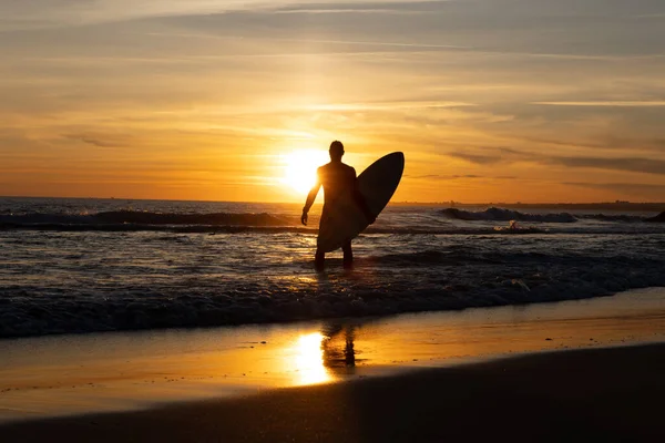 Silhouette Eines Mannes Mit Surfbrett Der Bei Sonnenuntergang Strand Steht — Stockfoto