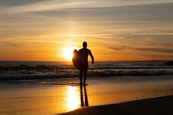 Silhouette Eines Surfers Der Bei Sonnenuntergang Strand Steht Mittelschuss — Stockfoto