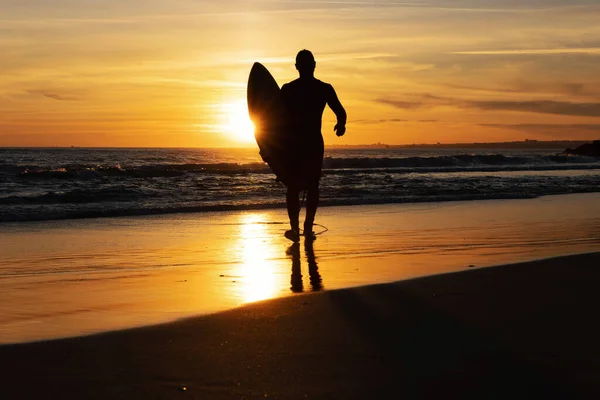 Σιλουέτα Ενός Σέρφερ Που Περπατάει Στην Παραλία Ηλιοβασίλεμα Μεσαίο Πλάνο — Φωτογραφία Αρχείου