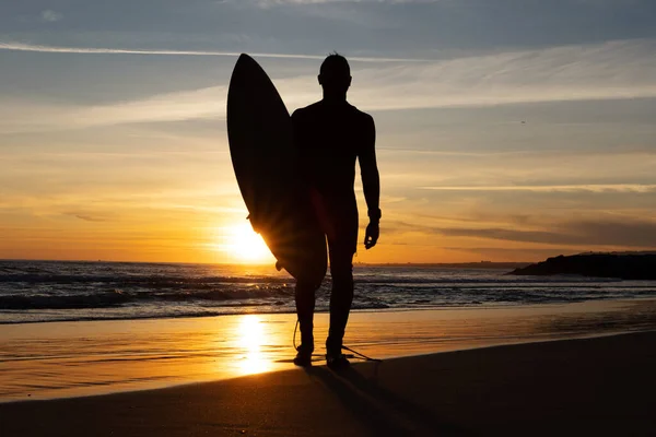 Uma Silhueta Escura Surfista Sair Beira Mar Pôr Sol Meio — Fotografia de Stock