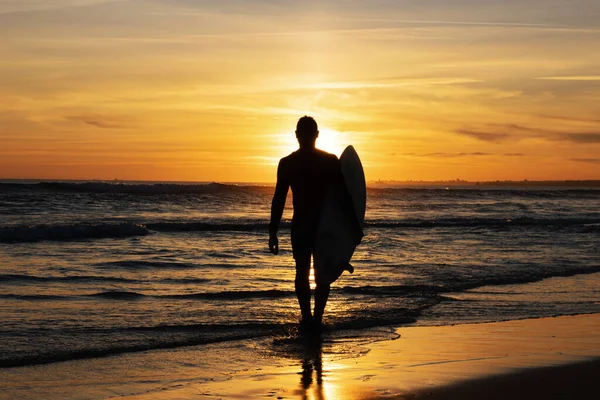 Dunkle Silhouette Eines Surfers Der Bei Sonnenuntergang Mit Einem Surfbrett — Stockfoto
