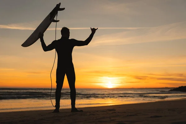 Silhouette Eines Athletischen Mannes Der Mit Einem Surfbrett Ufer Steht — Stockfoto