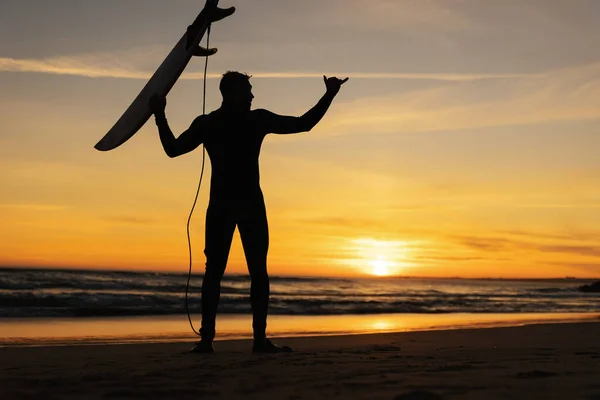Silhouette Eines Mannes Der Mit Einem Surfbrett Meeresufer Steht Und — Stockfoto
