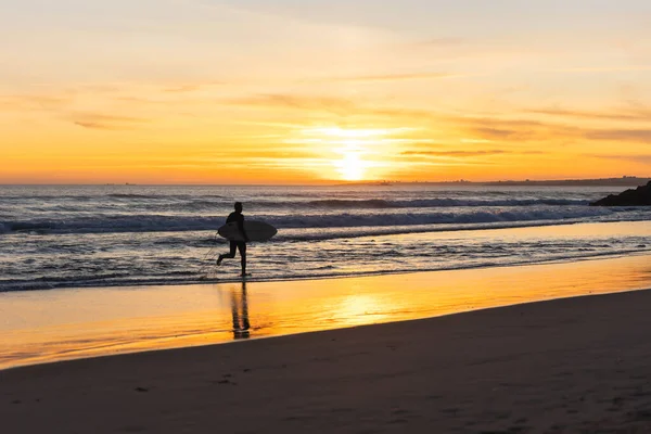 Ein Mann Surft Bei Sonnenuntergang Ufer Des Meeres Mittelschuss — Stockfoto