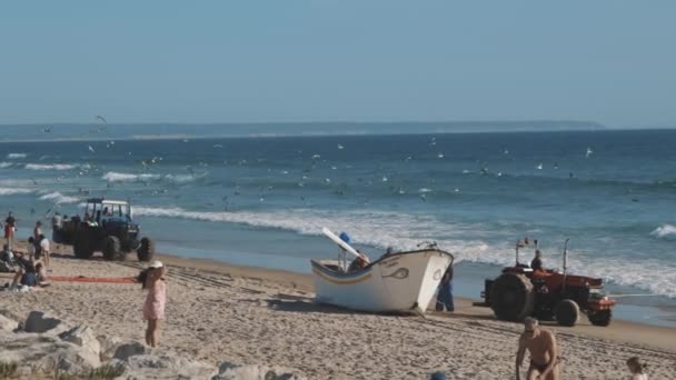 Aprile 2023 Lisbona Portogallo Peschereccio Spiaggia Pescatori Preparano Pescare Mid — Video Stock