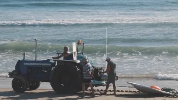 Avril 2023 Lisbonne Portugal Hommes Dans Tracteur Tirant Filet Pêche — Video