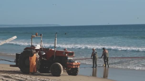 April 2023 Lissabon Portugal Männer Spannen Fischernetze Vom Traktor Aufs — Stockvideo