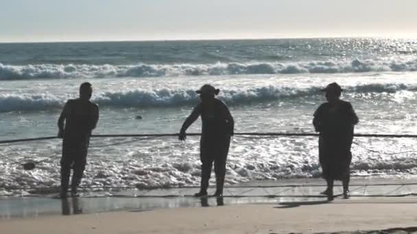 Nisan 2023 Lizbon Portekiz Erkek Balıkçılar Denize Bir Balık Ağı — Stok video