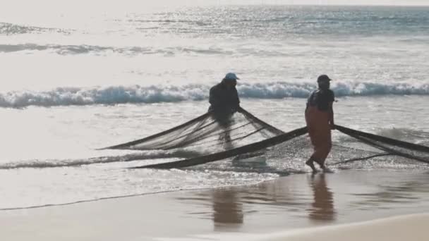 Nisan 2023 Lizbon Portekiz Balıkçılar Denizde Bir Balık Ağıyla Çalışıyorlar — Stok video