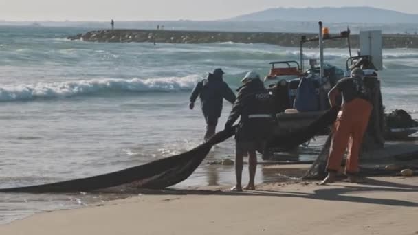 April 2023 Lissabon Portugal Fiskare Drar Fiskenät Havet Mittskott — Stockvideo