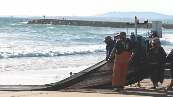2023年4月24日葡萄牙里斯本 岸上渔民将渔网从海里拖出来 — 图库视频影像