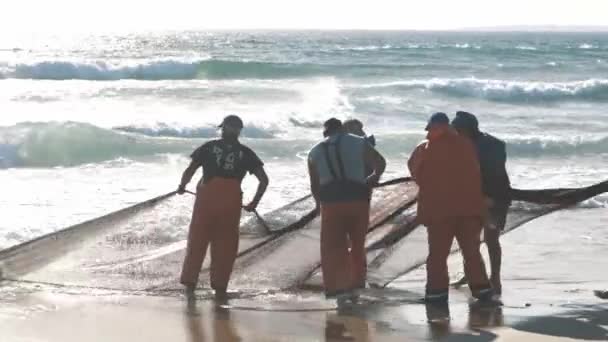 Nisan 2023 Lizbon Portekiz Kıyıdaki Balıkçılar Denizden Büyük Balık Ağlarını — Stok video
