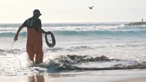 Nisan 2023 Lizbon Portekiz Yaşlı Bir Balıkçı Kıyıda Tutulan Balıklarla — Stok video