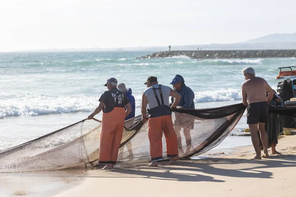 April 2023 Lisbon Portugal Fishermen Shore Pull Out Fishing Net — Stock Photo, Image