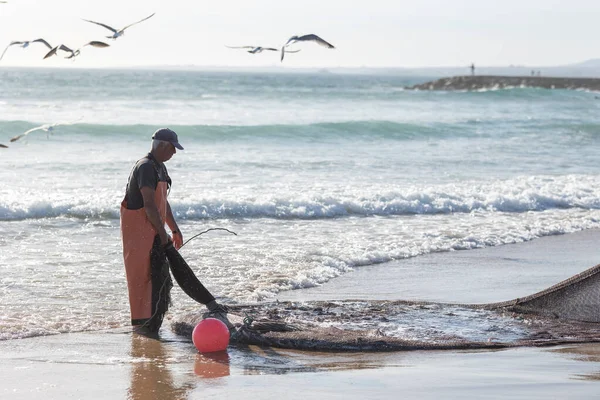 April 2023 Lissabon Portugal Ein Fischer Zieht Ein Fischernetz Aus — Stockfoto