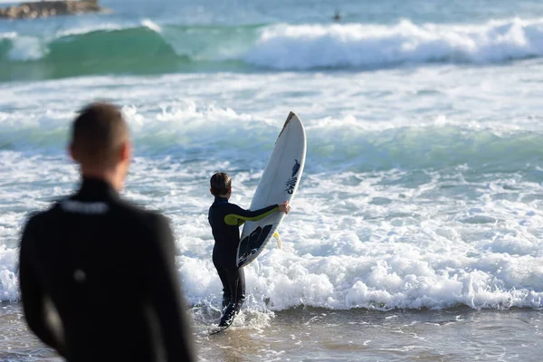 Pai Filho Para Mar Com Uma Prancha Surf Meio Tiro — Fotografia de Stock