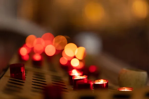 Rotes Verschwommenes Licht Von Kleinen Kerzen Bokeh Effekt Mittelschuss — Stockfoto