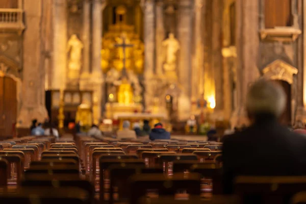 Les Gens Assoient Sur Des Chaises Dans Église Écoutent Sermon Images De Stock Libres De Droits