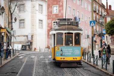 21 Nisan 2023 Lizbon, Portekiz: Lizbon 'da küçük şirin bir tramvay - Lizbon manzarası. Orta çekim
