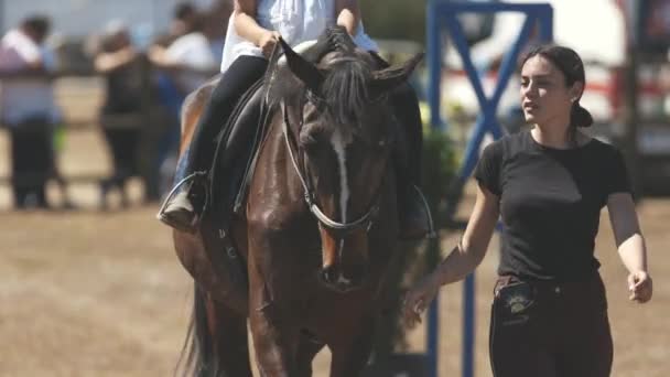 2023年4月30日 葡萄牙索布雷达节 Hipico Sobreda 一个小女孩 骑在一匹由训练者领着的马上 — 图库视频影像