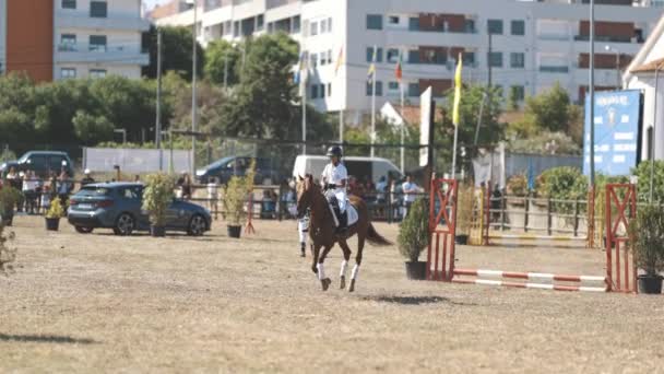 Kwietnia 2023 Sobreda Portugalia Festiwal Hipico Sobreda Dziewczyna Galopująca Koniu — Wideo stockowe