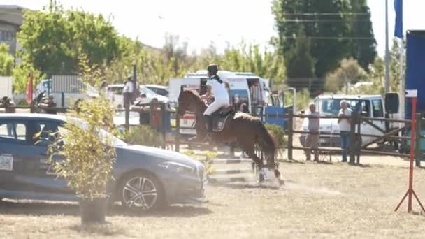2023年4月30日ポルトガル ソブレダ 祭りヒピコ ソブレダ 障害物の上のリングの上に馬に乗っている女の子 ミッドショット — ストック動画