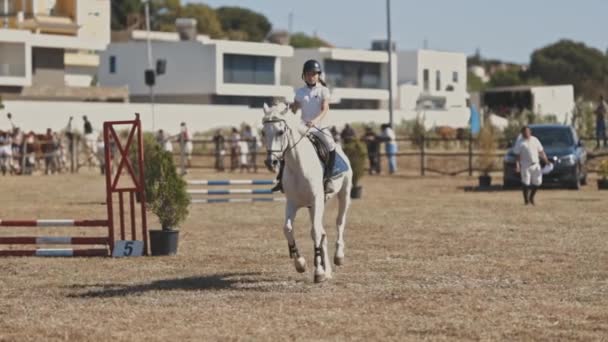 Kwietnia 2023 Sobreda Portugalia Festiwal Hipico Sobreda Dzieciak Biegający Koniu — Wideo stockowe