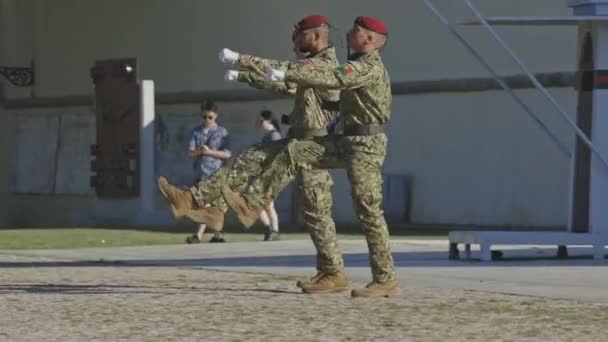 2023年4月17日ポルトガル リスボン 名誉の衛兵交代式中のポルトガル軍の行進 ミッドショット — ストック動画