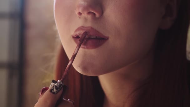 Jovem Mulher Forrando Lábios Com Batom Fosco Meio Tiro — Vídeo de Stock
