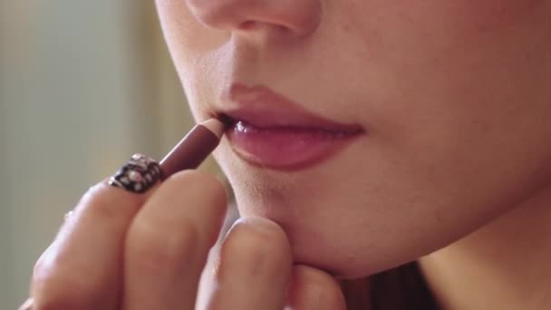 Νεαρή Γυναίκα Που Γεμίζει Χείλη Της Ένα Σκούρο Γυμνό Μολύβι — Αρχείο Βίντεο