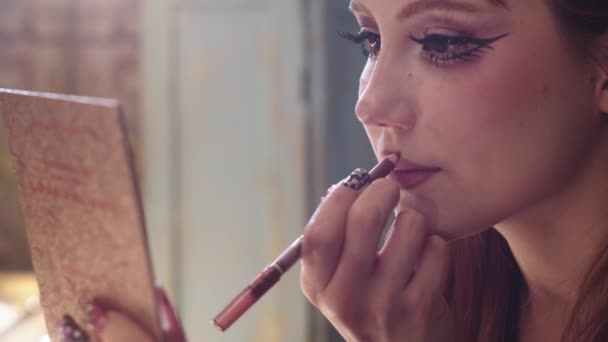 Jeune Femme Portant Anime Accrocheur Maquillage Doublure Ses Lèvres Avec — Video