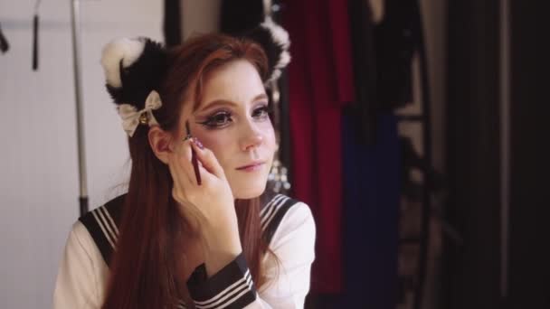 Jeune Femme Avec Maquillage Anime Remplissant Ses Sourcils Coup — Video