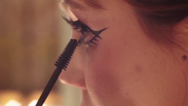 Menina Com Cores Maquiagem Brilhantes Pestanas Meio Tiro — Vídeo de Stock