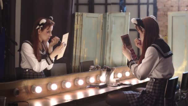 Una Joven Maquillada Backstage Sosteniendo Una Paleta Mid Shot — Vídeo de stock