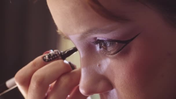 Jeune Femme Dessinant Eye Liner Ailé Chauve Coup — Video