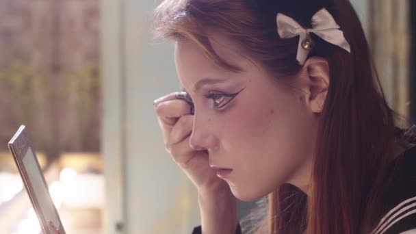 Jeune Femme Dessinant Eye Liner Ailé Regardant Dans Petit Miroir — Video