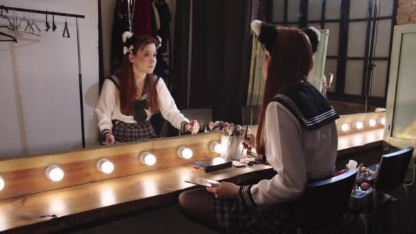 Jolie Jeune Femme Maquillant Assise Dans Miroir Des Coulisses Coup — Video