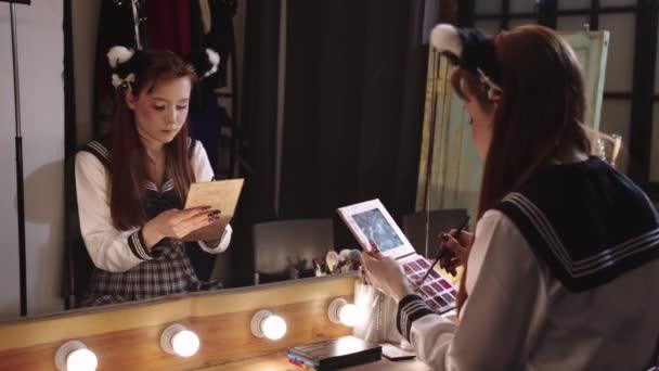 Jolie Jeune Femme Maquillant Les Yeux Assis Dans Miroir Des — Video