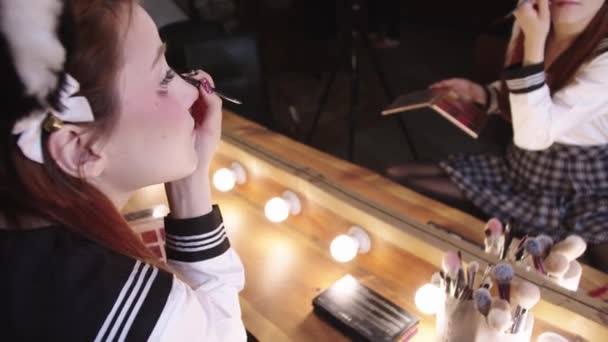 Jolie Jeune Femme Qui Maquille Les Yeux Assis Dans Les — Video