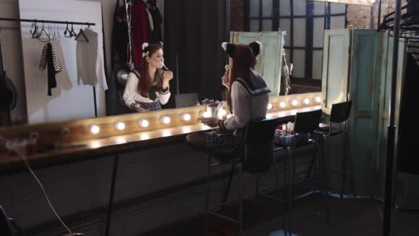 Mujer Linda Cosplayer Uniforme Escolar Haciendo Maquillaje Espejo Entre Bastidores — Vídeo de stock