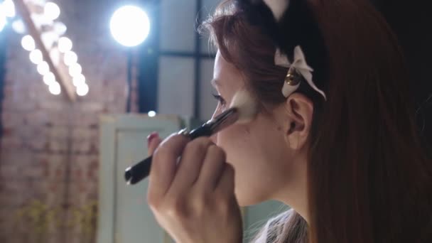 Νεαρή Γυναίκα Που Μακιγιάρεται Σαγόνι Της Μεσαίο Πλάνο — Αρχείο Βίντεο