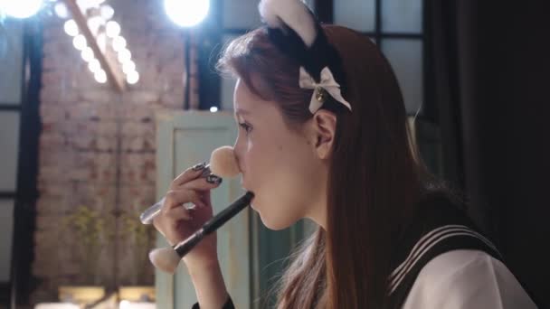 Jeune Femme Qui Maquille Serre Poignée Brosse Avec Ses Dents — Video