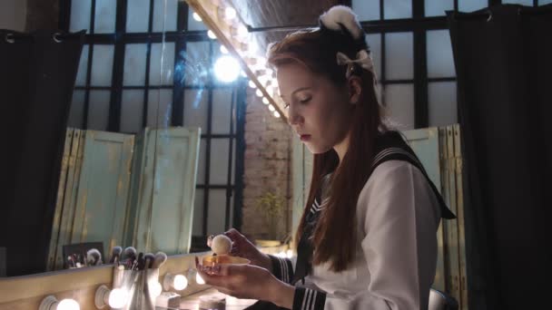 Mujer Joven Haciendo Maquillaje Backstage Sacude Polvo Tapa Mid Shot — Vídeo de stock