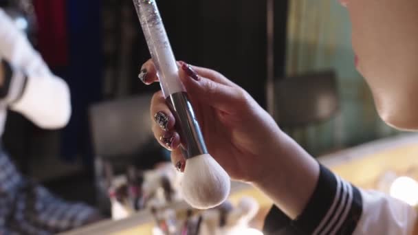 Jovem Fazendo Maquiagem Nos Bastidores Segurando Uma Escova Com Brilho — Vídeo de Stock