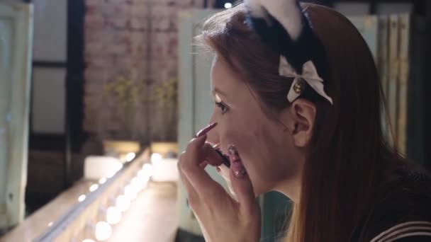 Mujer Joven Haciendo Maquillaje Backstage Aplicando Tono Piel Usando Una — Vídeo de stock
