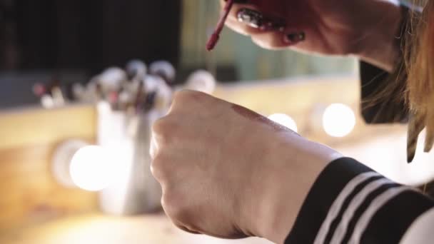 Jovem Fazendo Maquiagem Nos Bastidores Colocando Uma Amostra Batom Mão — Vídeo de Stock