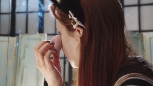 Bonito Cosplayer Jovem Fazendo Maquiagem Misturando Corretor Sob Seus Olhos — Vídeo de Stock