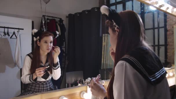 Mignon Jeune Femme Cosplayer Faisant Maquillage Appliquer Correcteur Sur Son — Video