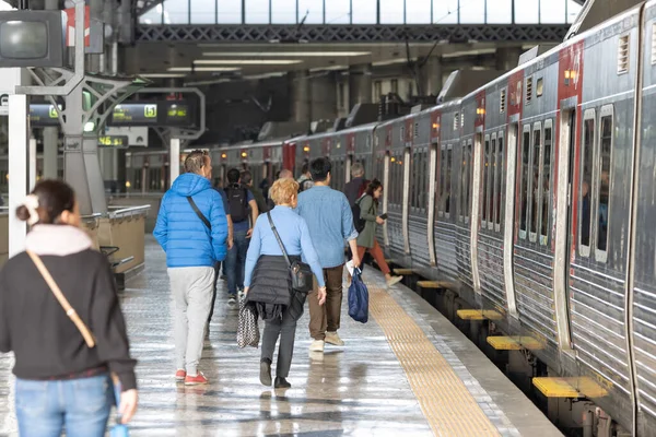 2022 Portugal Lisbon Människor Går Tåget Mittskott — Stockfoto